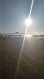 Sacada envidraçada, ar condicionado, wifi, 100m da praia