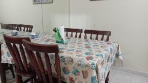 Sacada envidraçada, ar condicionado, wifi, 100m da praia