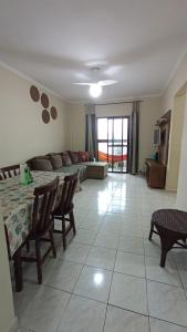 Sacada envidraçada, ar condicionado, wifi, 100m da praia