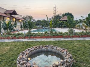 Saanvriya Farmstay 3BR Moinabad with Pool By Homeyhuts