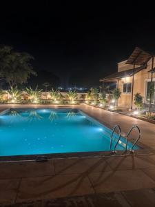 Saanvriya Farmstay 3BR Moinabad with Pool By Homeyhuts