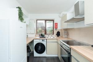 Open Mind Property - 1 Bed Flat with 3 Double Beds