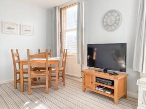 Snugglers Cove Apt 2