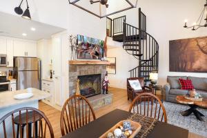 Downtown Creekside Walk Everywhere In GatlinburgSleeps 8