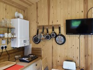 Shepherds Hut 2 At Laddingford - Uk32534