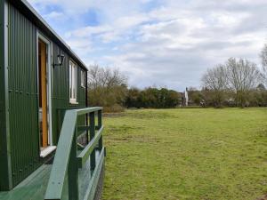 Shepherds Hut 2 At Laddingford - Uk32534