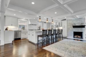 Luxury Stay In Expansive Historical Home