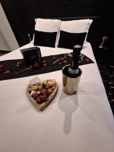 Love hotels love room mes petits secrets miniac morvan avec jacuzzi privatif : photos des chambres