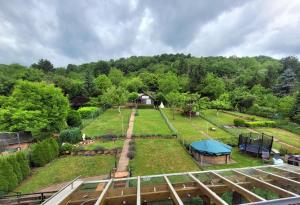 BAT Home Solutions Trier-Euren - alles was ein Hotel nicht bietet - 10 Min zur Altstadt - 98 qm Scheune für 9 Personen mit Sternenhimmel, Wintergarten, Grill und Kino - barrierefrei dank Lift & Auffahrt