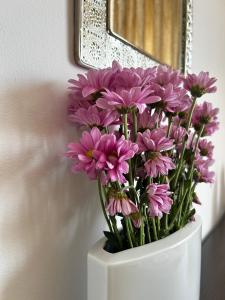 Rea Flora - Cozy Stay With Free Parking