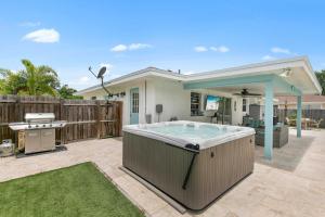 Welcome to Bolero Oasis - In the heart if Naples - Close to Beaches and Restaurants