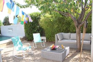 nice villa with heated swimming pool, in the center of the village of aureille, 8 persons, near baux de provence, in the alpilles