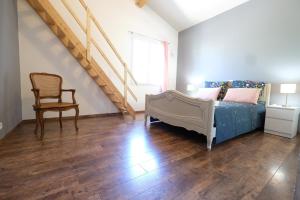 nice villa with heated swimming pool, in the center of the village of aureille, 8 persons, near baux de provence, in the alpilles