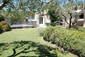 Maisons de vacances nice villa with heated swimming pool, in the center of the village of aureille, 8 persons, near baux de provence, in the alpilles : photos des chambres