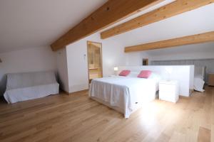 Maisons de vacances nice villa with heated swimming pool, in the center of the village of aureille, 8 persons, near baux de provence, in the alpilles : photos des chambres