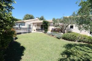 nice villa with heated swimming pool, in the center of the village of aureille, 8 persons, near baux de provence, in the alpilles