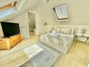 Modern Three Bedroom Gem Near Beach - Sleeps 6 - Steam Shower Cabin - Fast WiFi - Garden