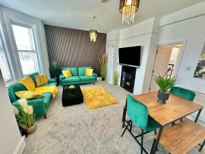 Modern Three Bedroom Gem Near Beach - Sleeps 6 - Steam Shower Cabin - Fast WiFi - Garden