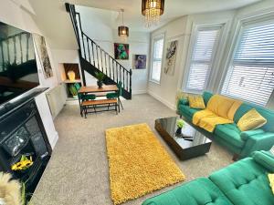 Modern Three Bedroom Gem Near Beach - Sleeps 6 - Steam Shower Cabin - Fast WiFi - Garden