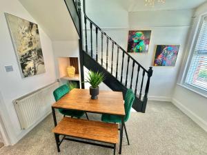 Modern Three Bedroom Gem Near Beach - Sleeps 6 - Steam Shower Cabin - Fast WiFi - Garden