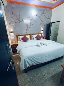 Hotel Q victoria palace #tajmahal corridor & hotel lane