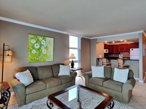 Sabine Yacht & Racquet #8D