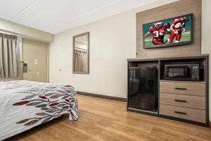 Superior King Room Disability Access Smoke Free room in Red Roof Inn West Monroe