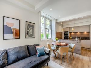 Downstairs - Uk43929