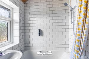 3-Bedroom House w Free Parking, Near MAN Airport!