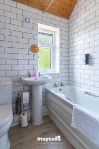 3-Bedroom House w Free Parking, Near MAN Airport!