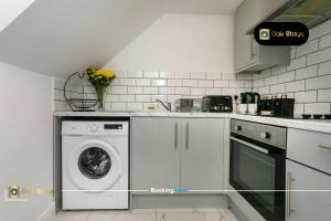 Last-Minute Escapes l 2 Bedroom Modern Apartment for 6 Guests in City Centre with Free Parking by Oak Stays Short Lets & Serviced Accommodations