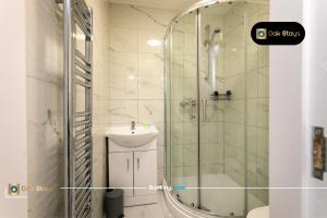 Last-Minute Escapes l 2 Bedroom Modern Apartment for 6 Guests in City Centre with Free Parking by Oak Stays Short Lets & Serviced Accommodations
