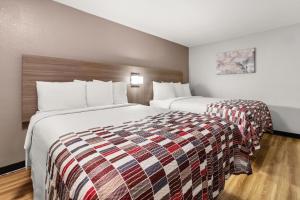 Deluxe Room with Two Queen Beds Non-Smoking room in Red Roof Inn Memphis - Airport