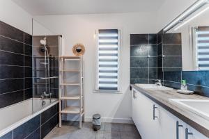 Villas Pretty house with pool and large terrace - Bassin d-Arcachon : photos des chambres