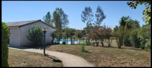Appartements La Campagne Romantique - avec entree autonome, clim neuve, parking prive & sa piscine ! - : Appartement