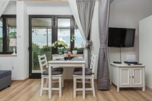 Apartments with parking space Rovinj - 24549