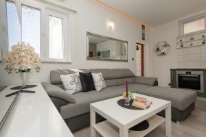 Apartments with parking space Split - 24631