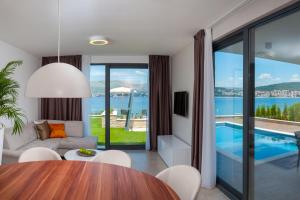 Seaside luxury villa with a swimming pool Okrug Gornji, Ciovo - 24340