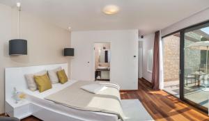 Seaside luxury villa with a swimming pool Okrug Gornji, Ciovo - 24340