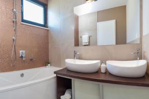 Seaside luxury villa with a swimming pool Okrug Gornji, Ciovo - 24340