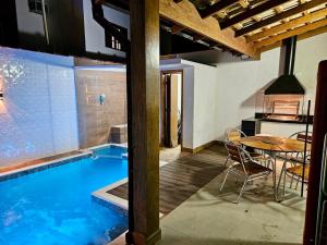 Casa em Boiçucanga com 2 suítes, piscina e sauna integrada