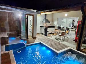 Casa em Boiçucanga com 2 suítes, piscina e sauna integrada