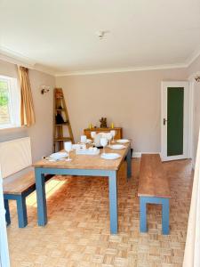 6-Beds, Private Road, Beautiful Garden