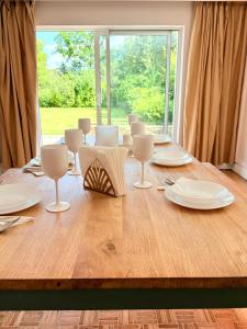 6-Beds, Private Road, Beautiful Garden