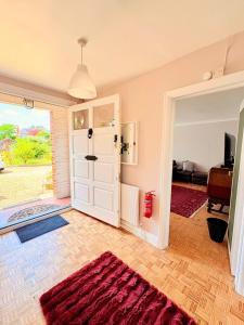 6-Beds, Private Road, Beautiful Garden