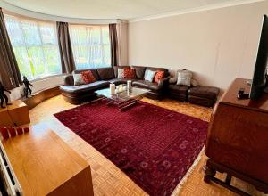 6-Beds, Private Road, Beautiful Garden