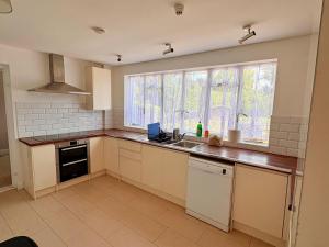 6-Beds, Private Road, Beautiful Garden