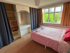 6-Beds, Private Road, Beautiful Garden