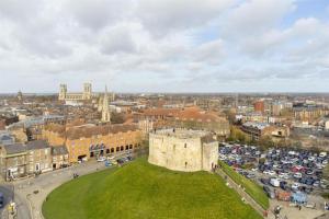 4 bed town house with views of Clifford & River Ouse