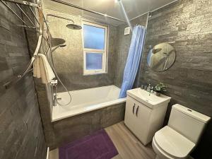 5 Mins to Anfield, 2 Bed, Mosaic Art House